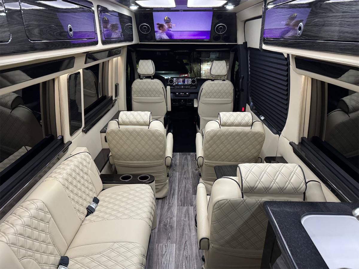 Used 2024 Mercedes-Benz Sprinter 3500 image 3