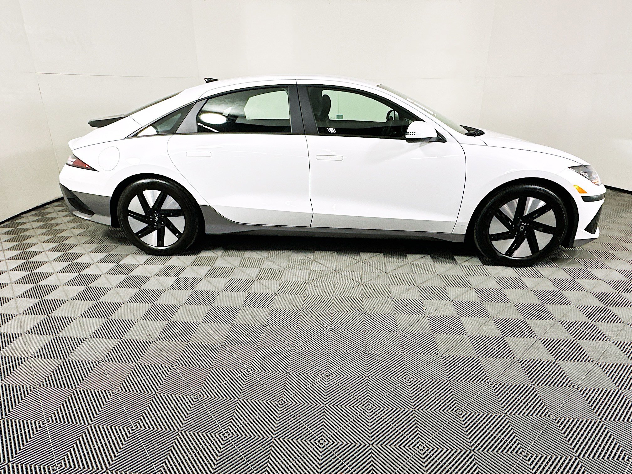 Used 2024 Hyundai Ioniq 6 SE image 2