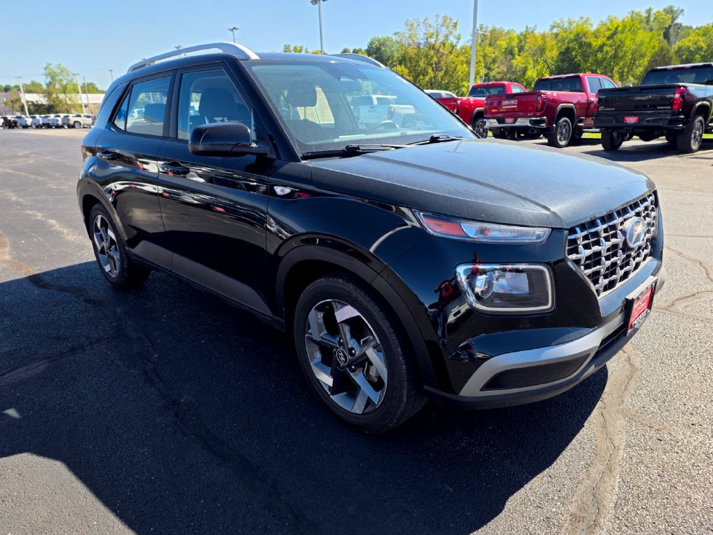 Used 2023 Hyundai Venue SEL FWD image 2