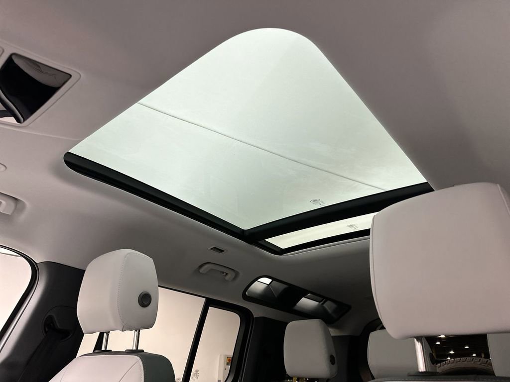 Certified 2025 Land Rover Defender 110 X-Dynamic SE image 23