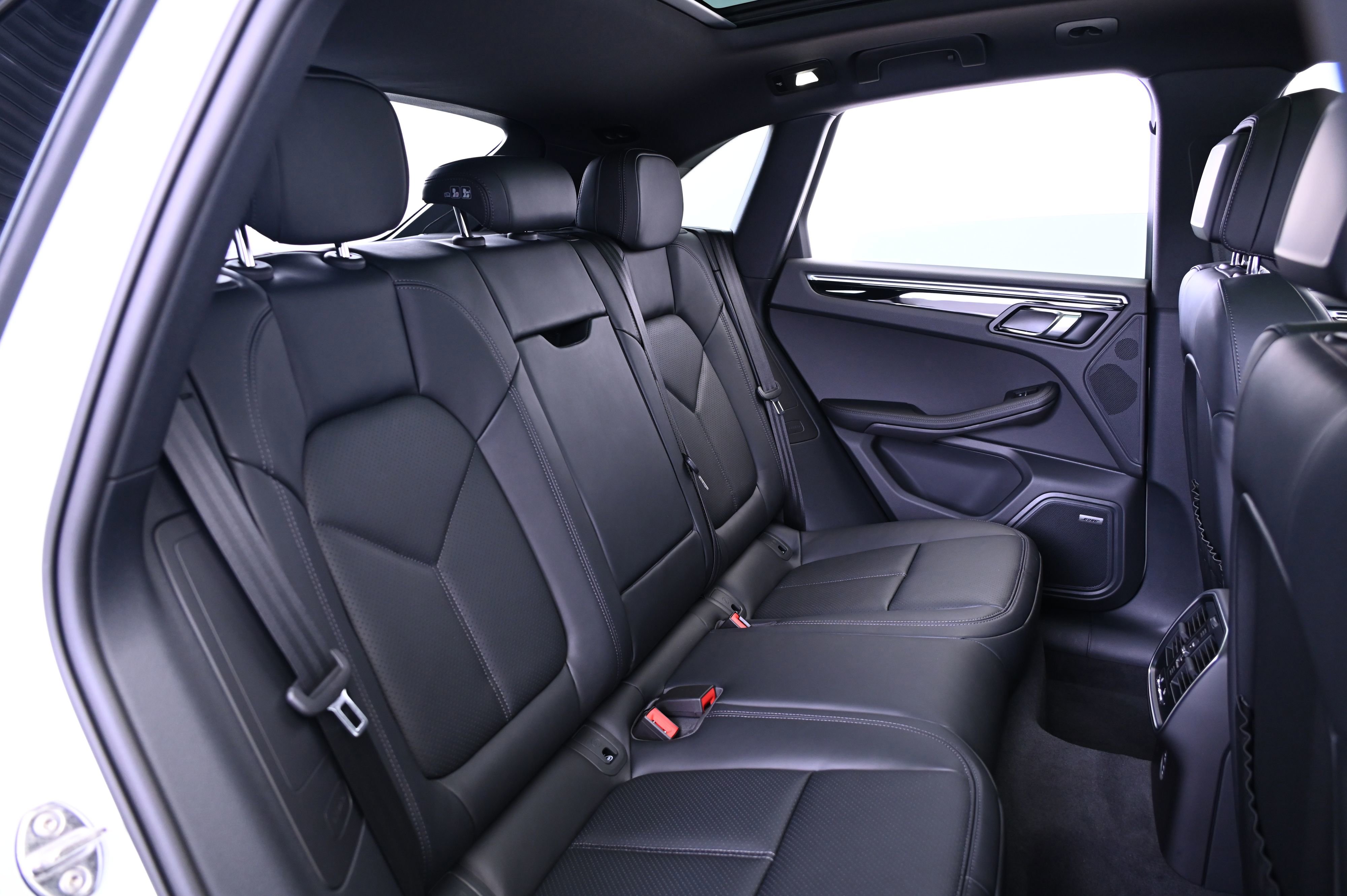 Certified 2025 Porsche Macan image 23