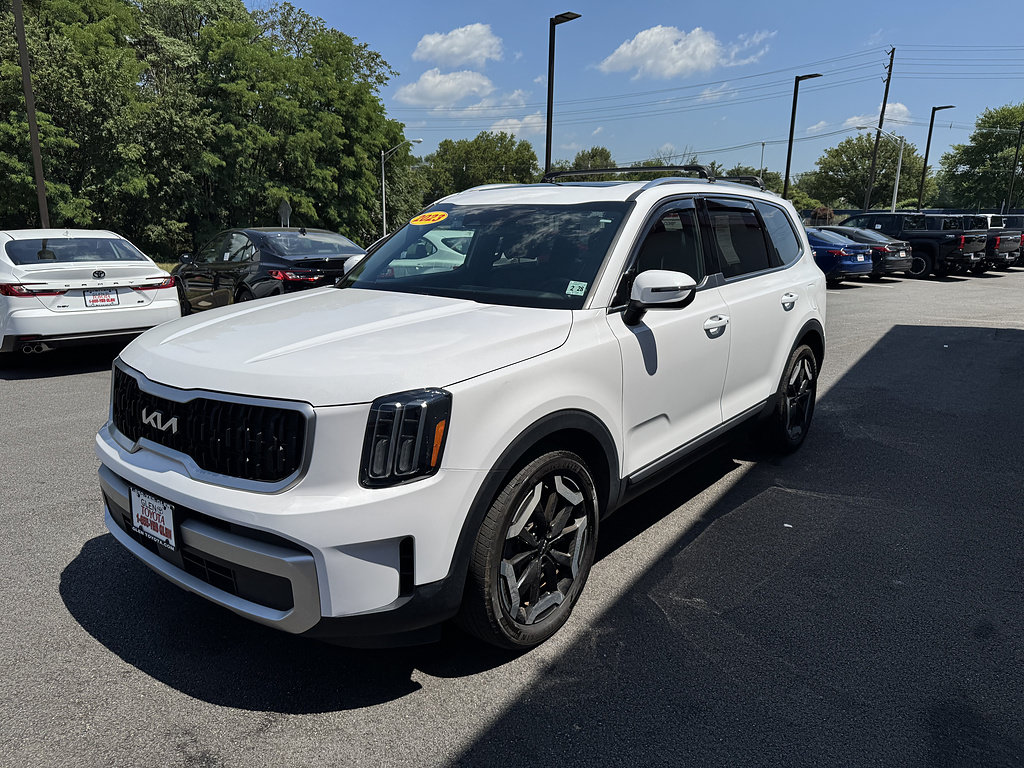 Used 2023 Kia Telluride EX w/ EX Captain's Chair Package AWD/4WD image 2