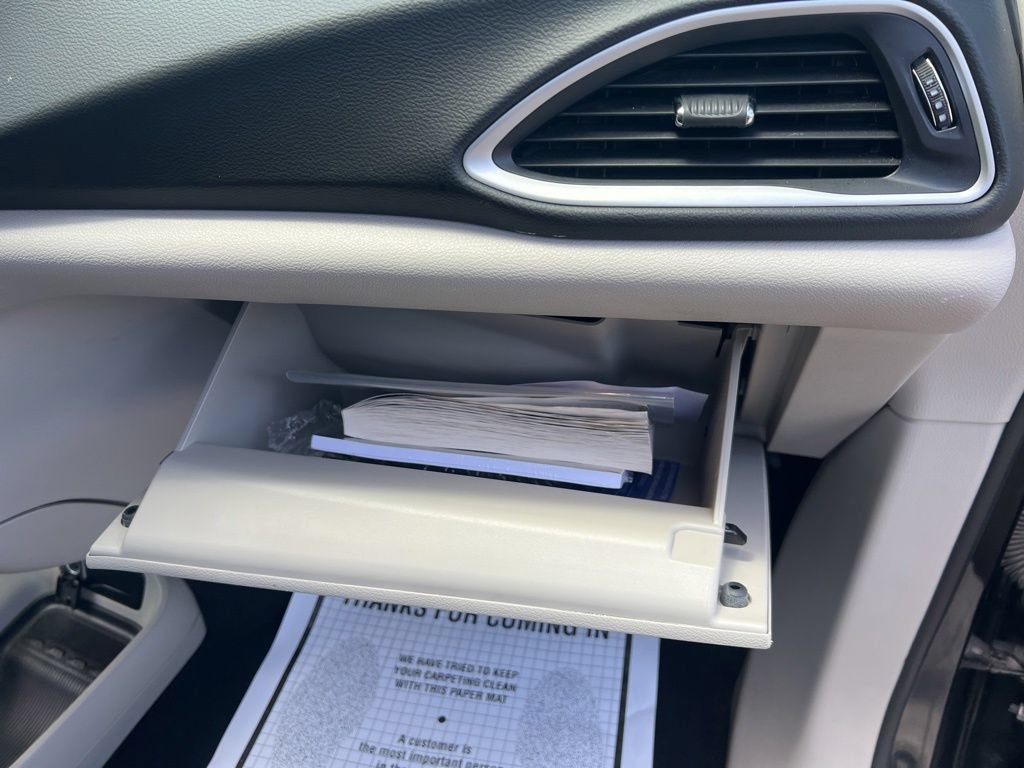 Certified 2023 Chrysler Pacifica Touring-L FWD image 46