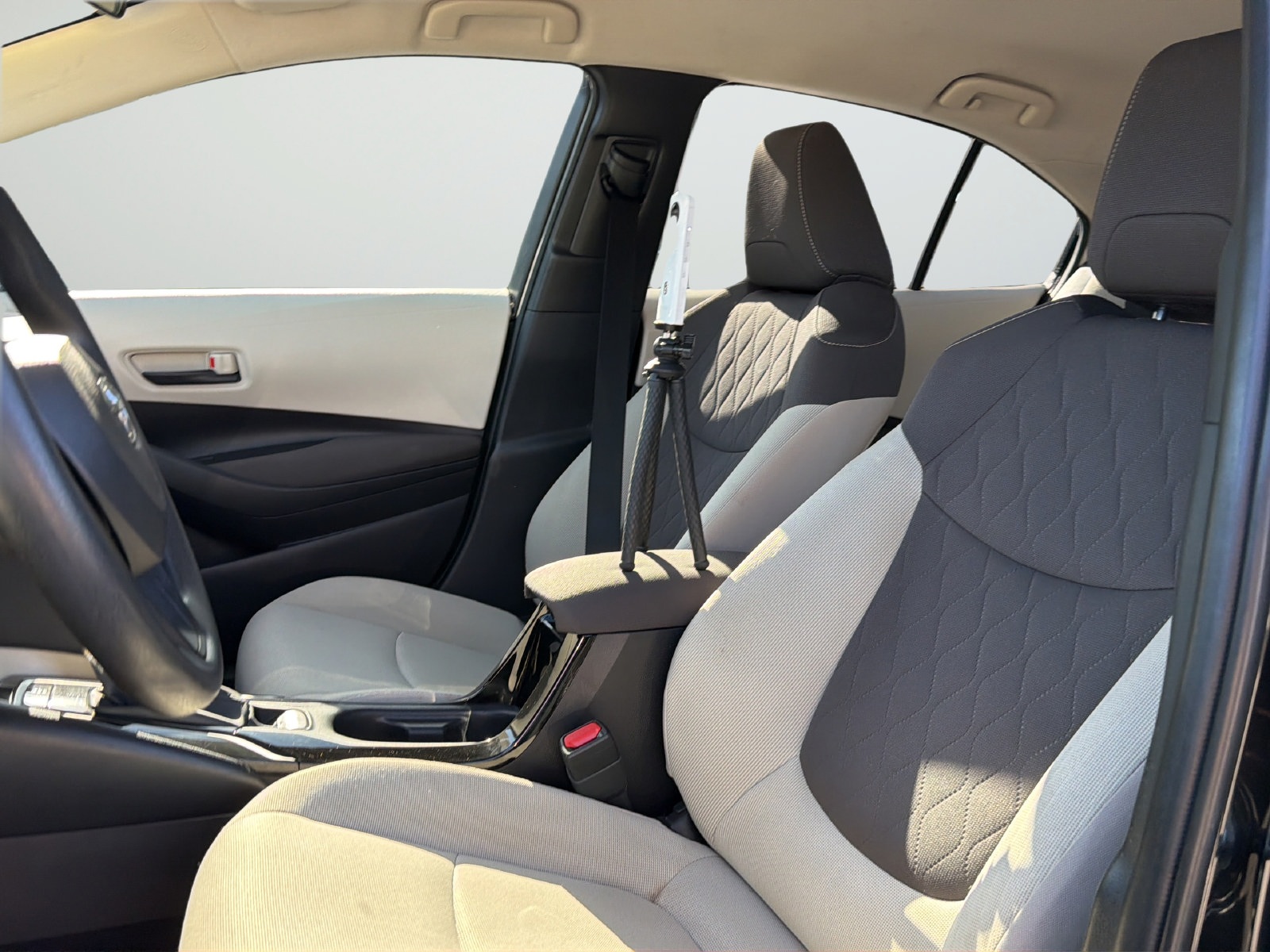 Used 2022 Toyota Corolla LE FWD image 31