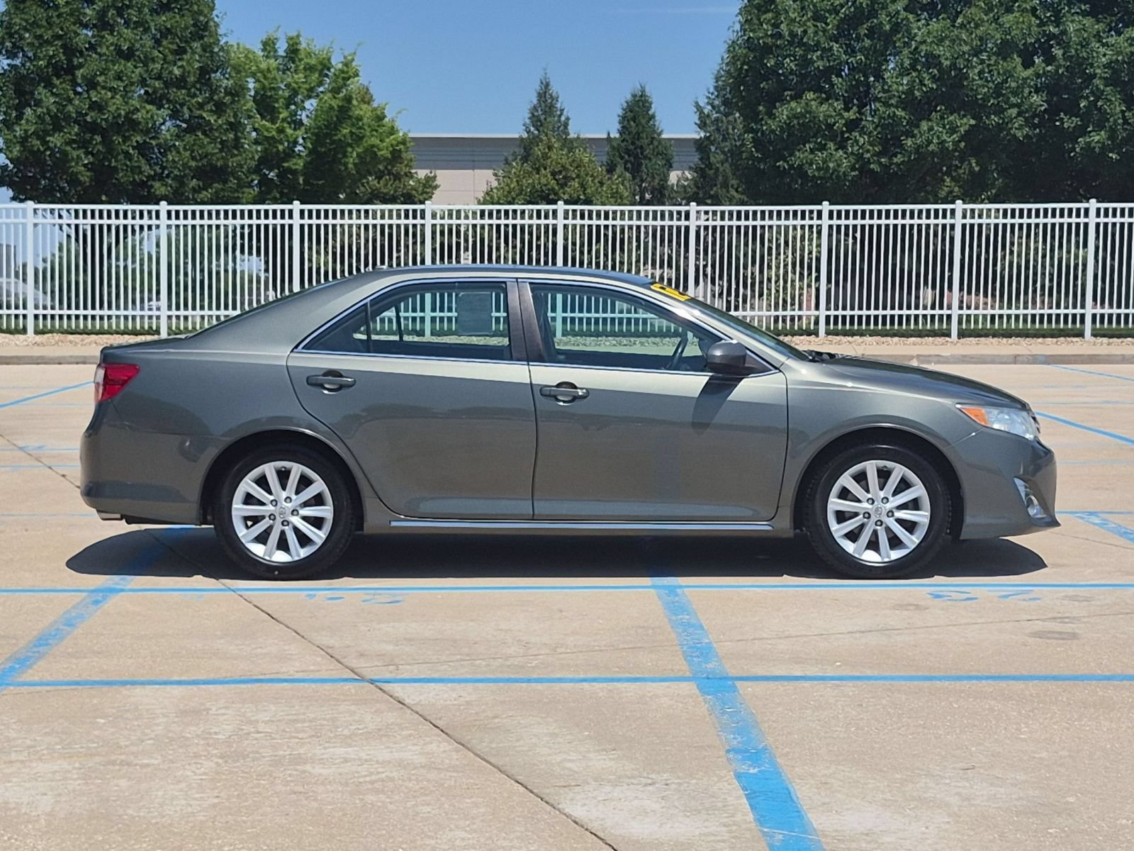 Used 2012 Toyota Camry XLE w/ Leather Pkg FWD image 5