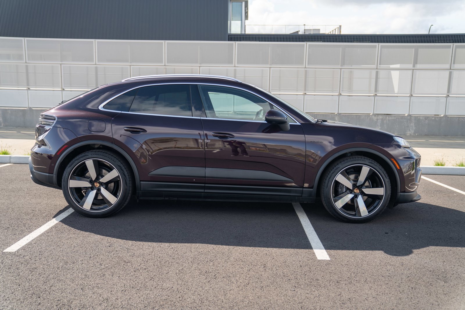 Certified 2025 Porsche Macan 4 Electric AWD/4WD image 8
