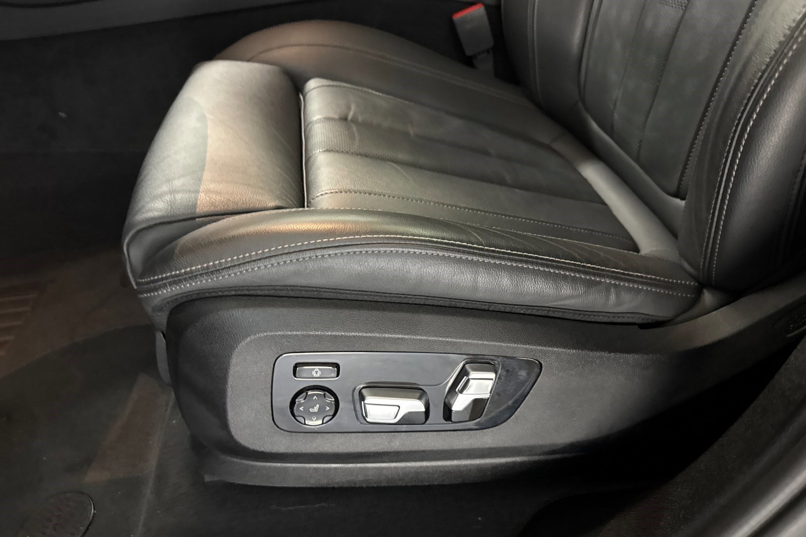 Used 2021 BMW X6 sDrive40i w/ Executive Package RWD image 14