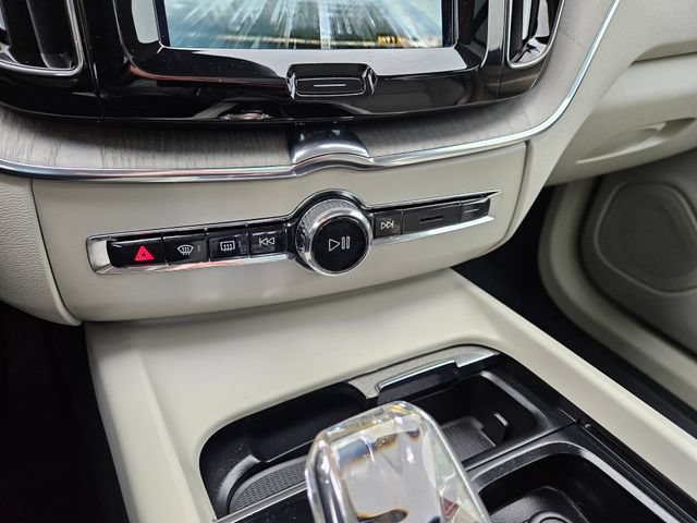 Certified 2023 Volvo XC60 B5 Ultimate w/ Protection Package Premier AWD/4WD image 24