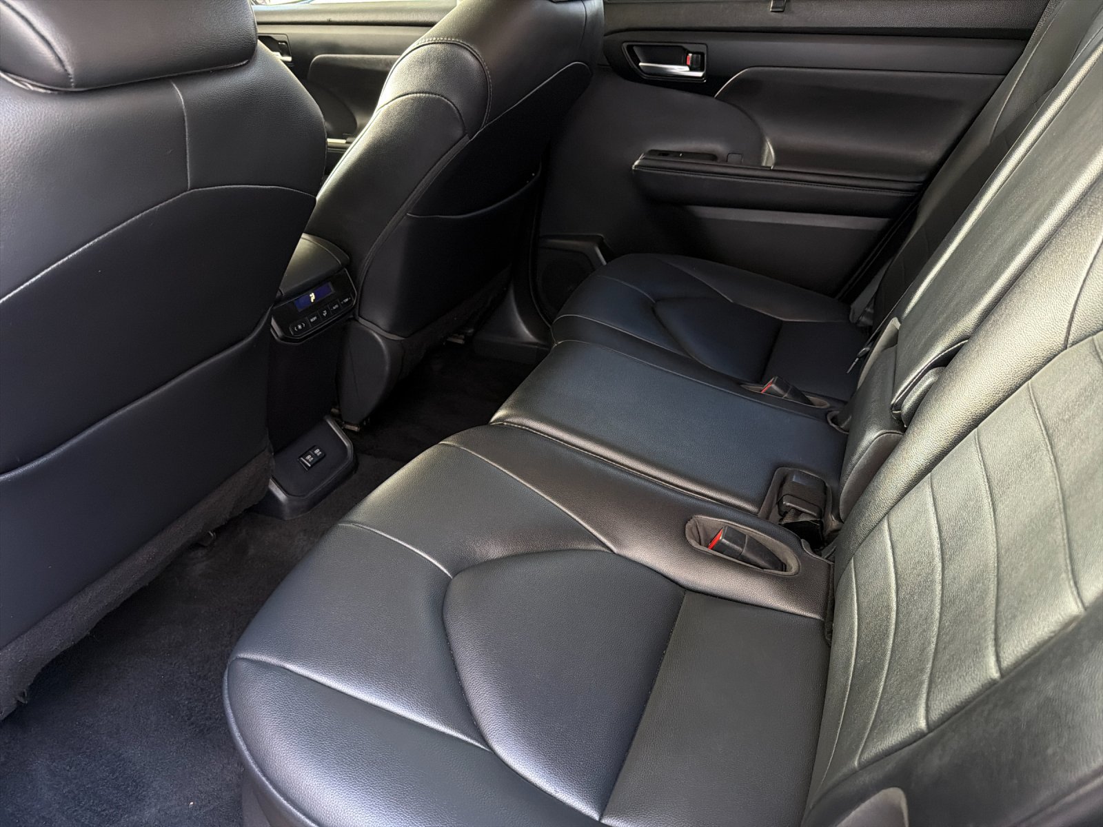 Used 2020 Toyota Highlander XLE FWD image 11