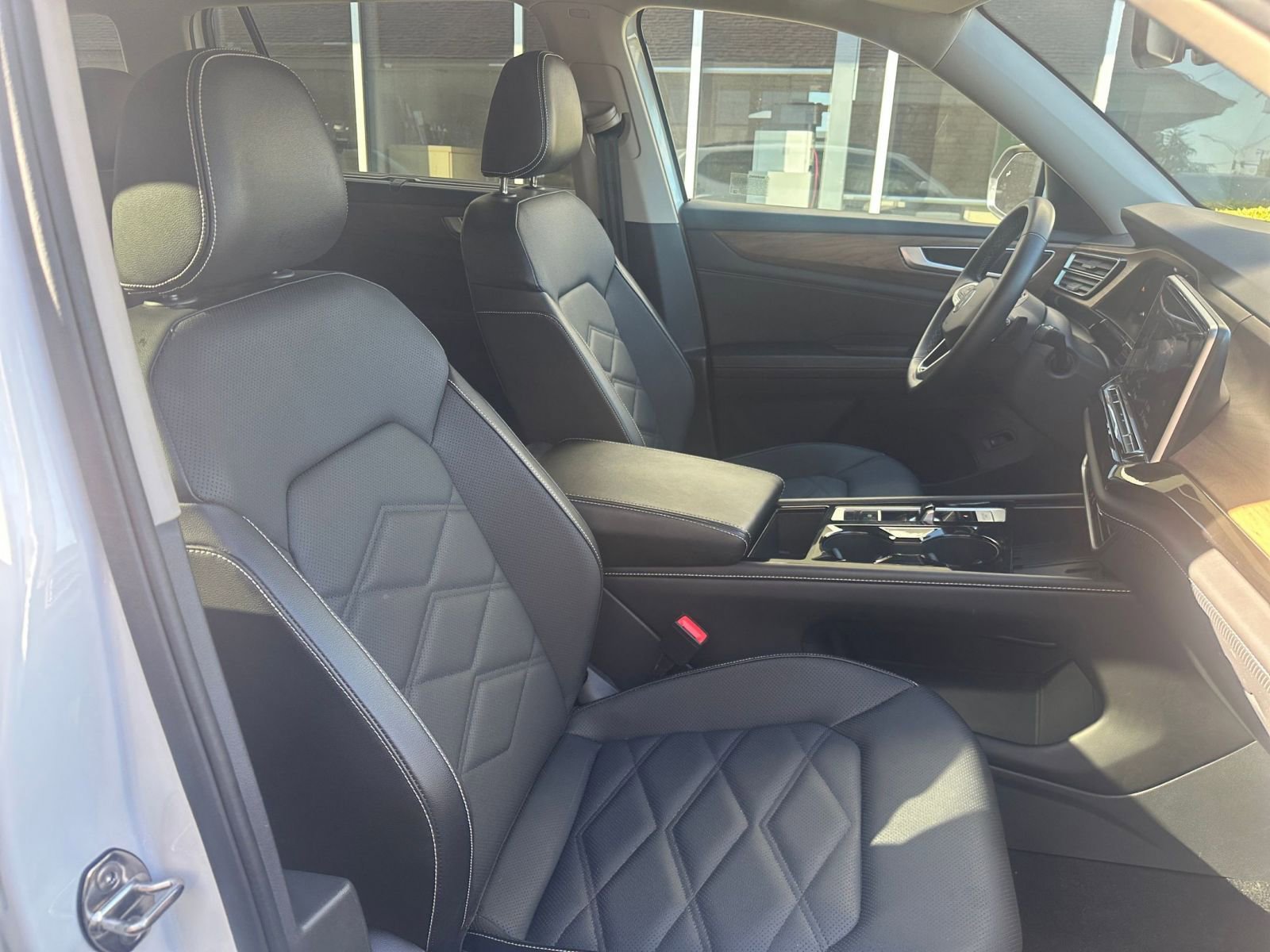 Used 2025 Volkswagen Atlas SE image 37