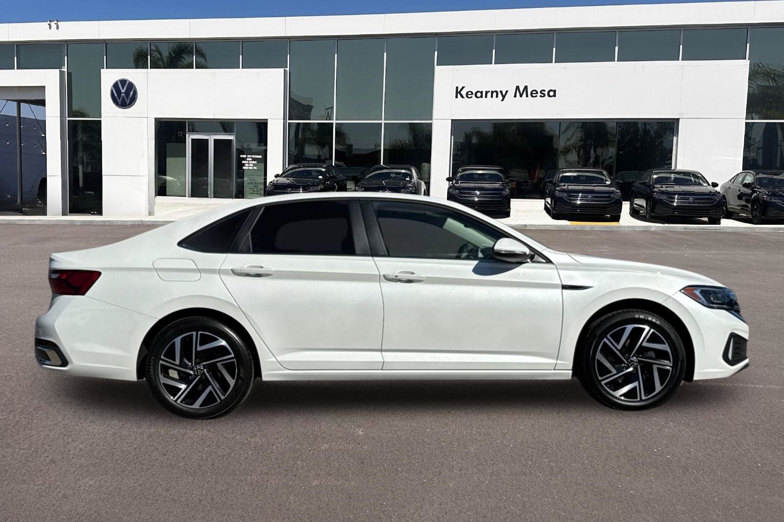Used 2023 Volkswagen Jetta SEL FWD image 3
