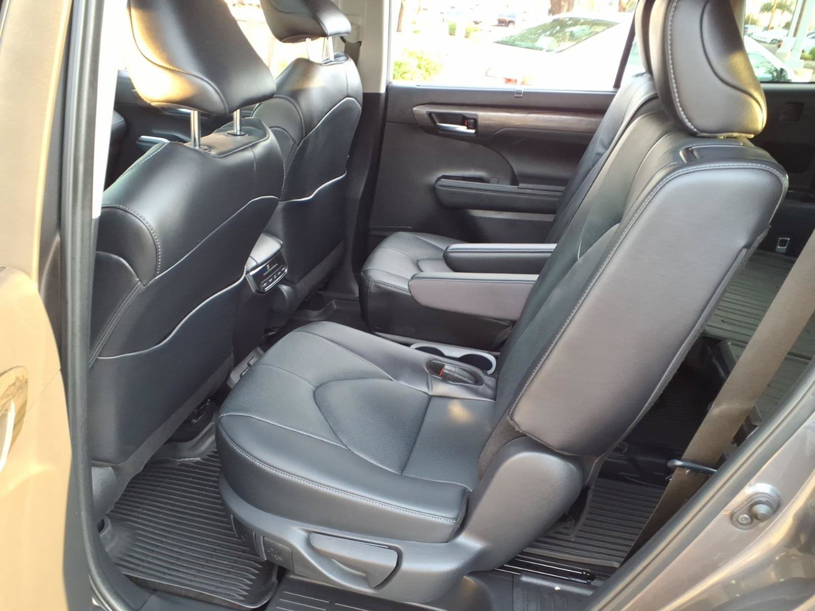 Certified 2024 Toyota Highlander Limited FWD image 9