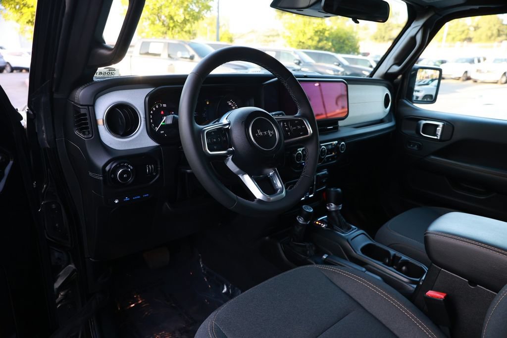 Used 2025 Jeep Wrangler Unlimited Sahara w/ Safety Group AWD/4WD image 16