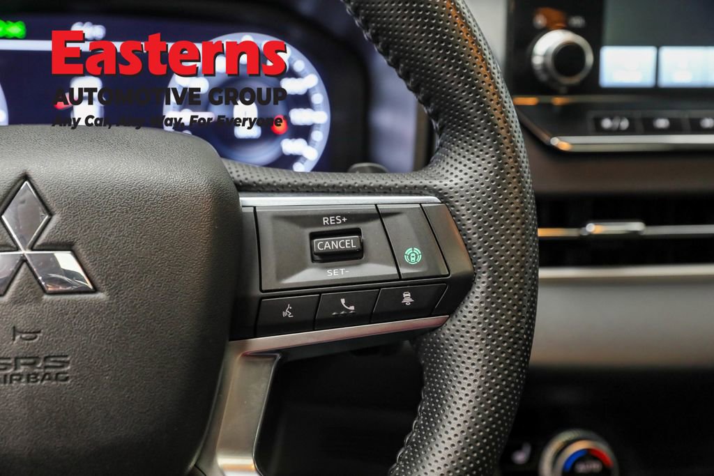 Used 2023 Mitsubishi Outlander SE image 16