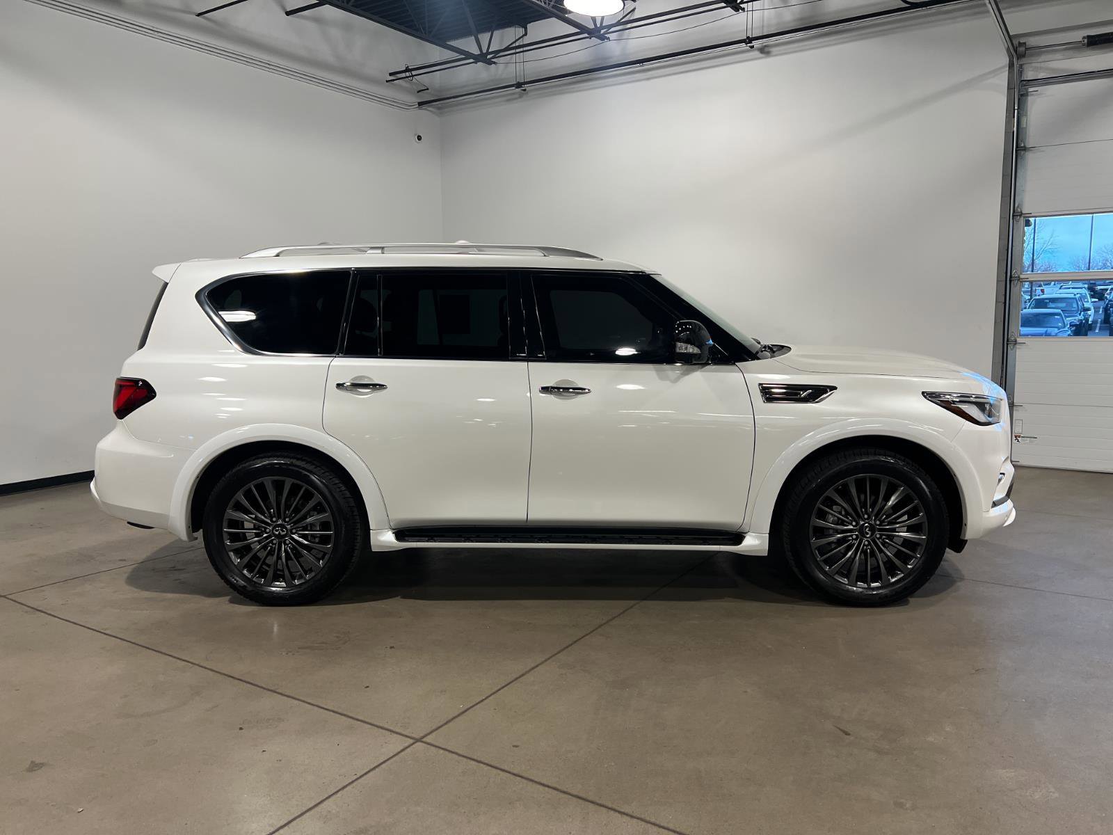 Used 2024 INFINITI QX80 Sensory image 2
