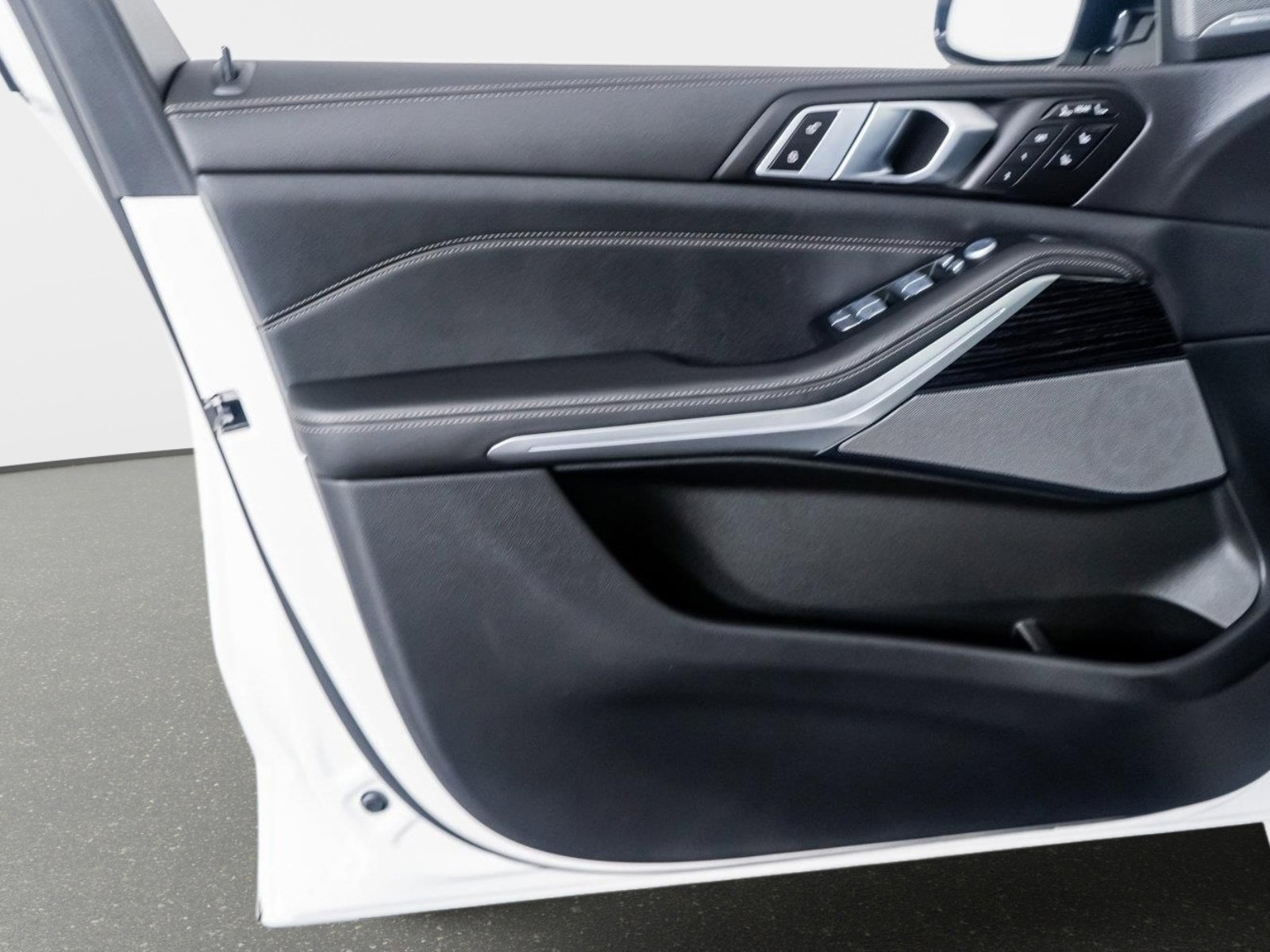 Used 2025 BMW X7 M60i image 40