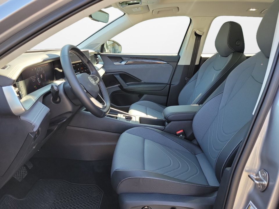 Certified 2026 Volkswagen Tiguan SE w/ Panoramic Sunroof Package AWD/4WD image 11