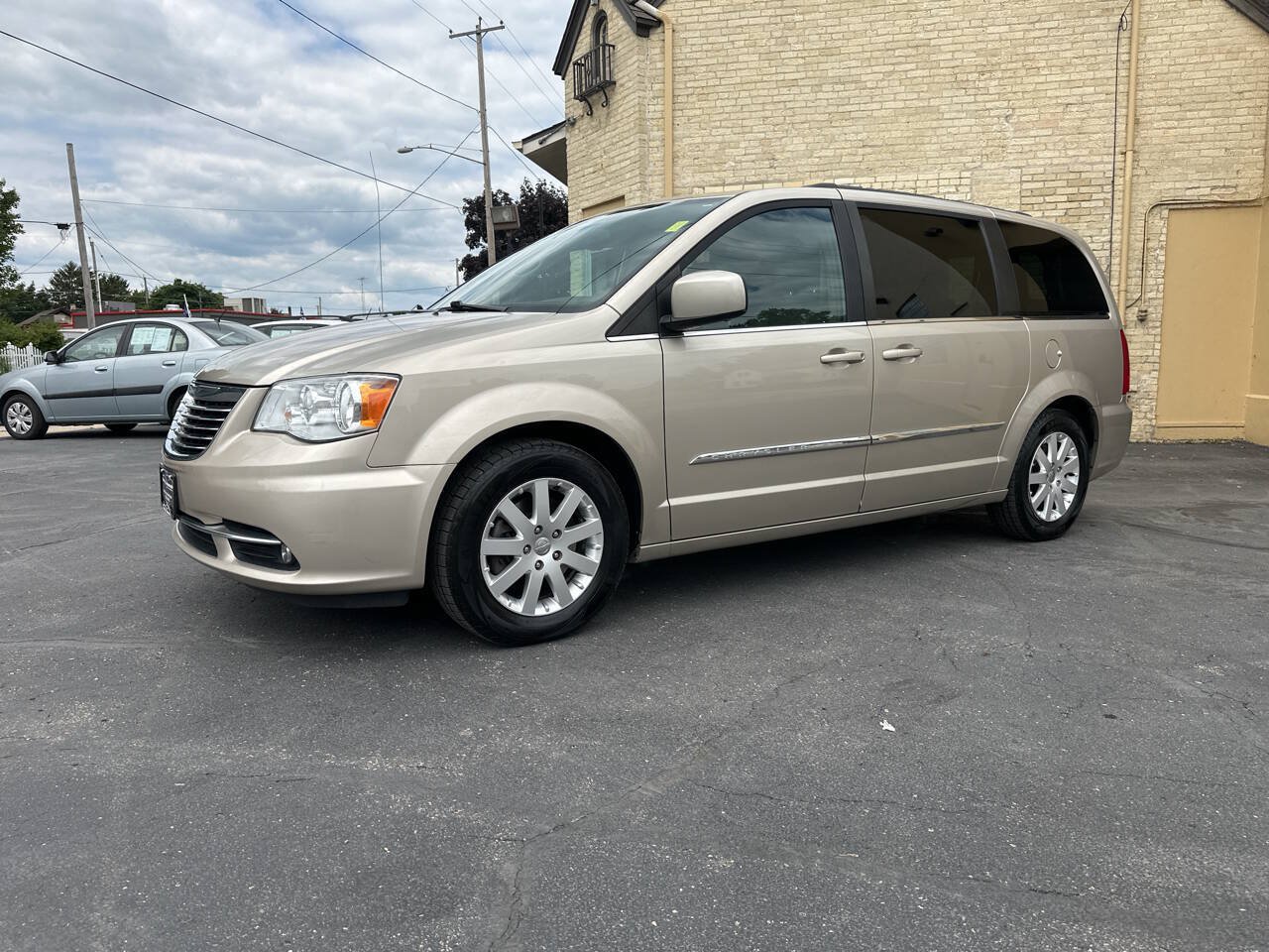 Used 2016 Chrysler Town & Country Touring FWD image 1