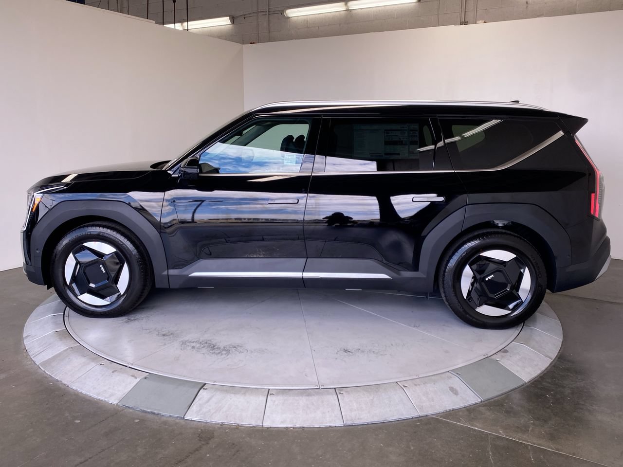 New 2026 Kia EV9 Wind AWD/4WD image 2