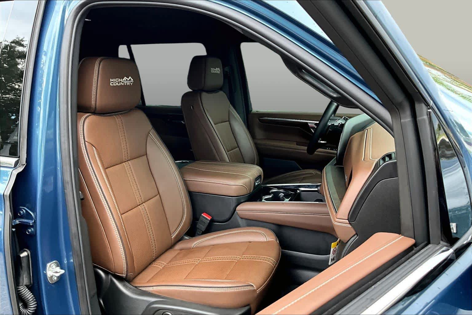 Used 2025 Chevrolet Tahoe High Country AWD/4WD image 9