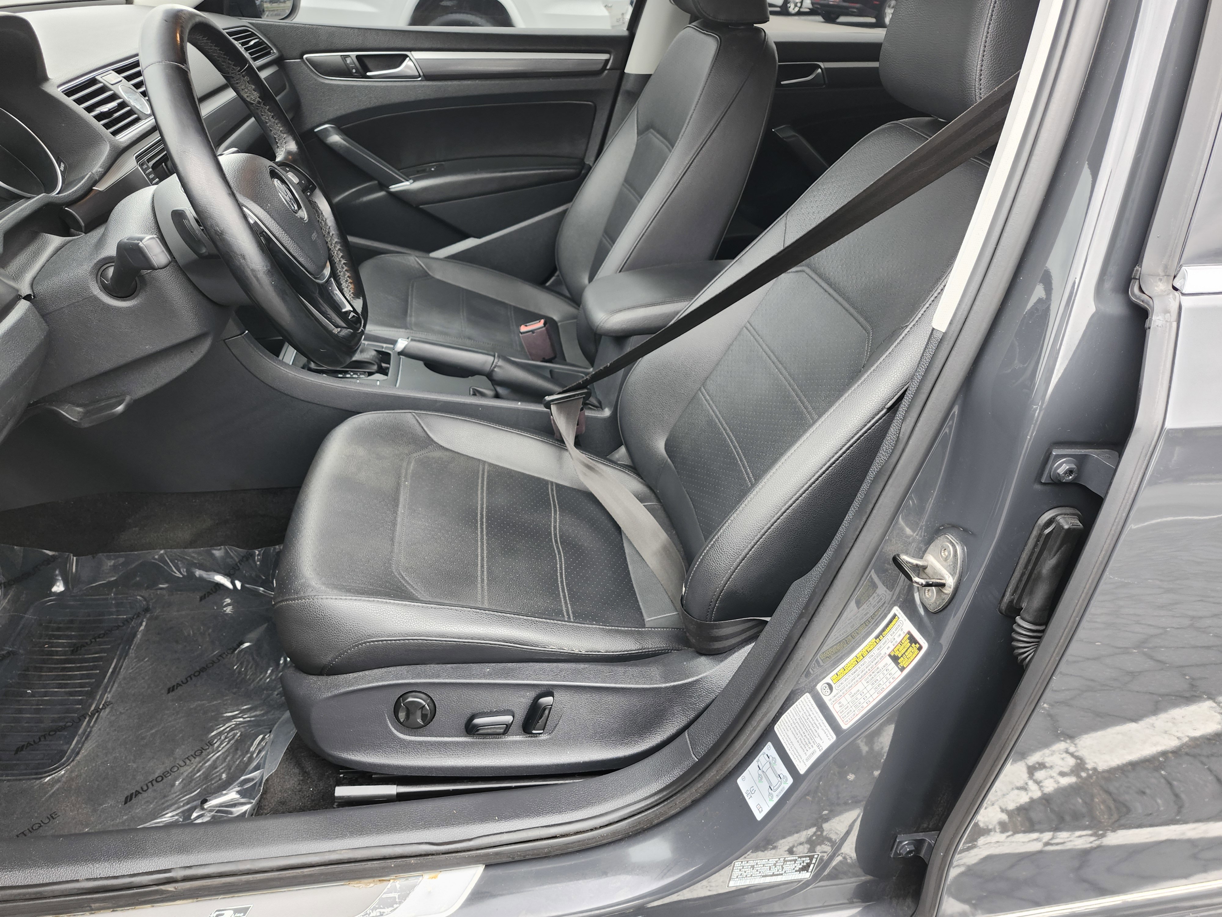 Used 2017 Volkswagen Passat 1.8T R-Line w/ R-Line Lighting Package image 21