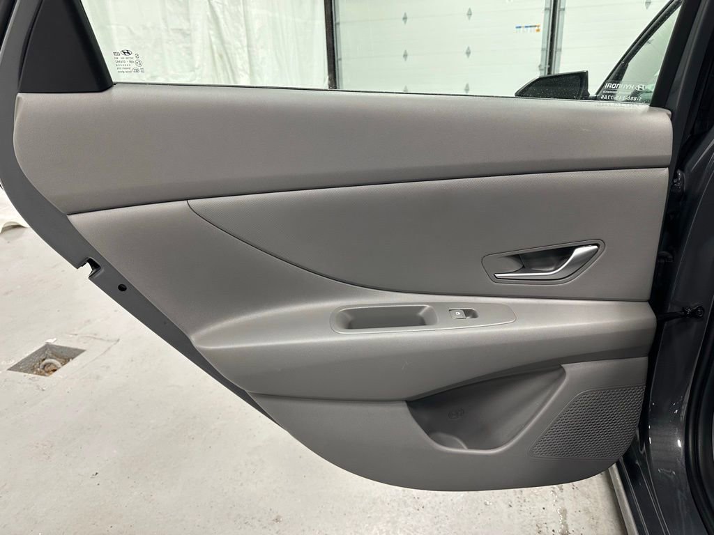 Used 2025 Hyundai Elantra SE image 37