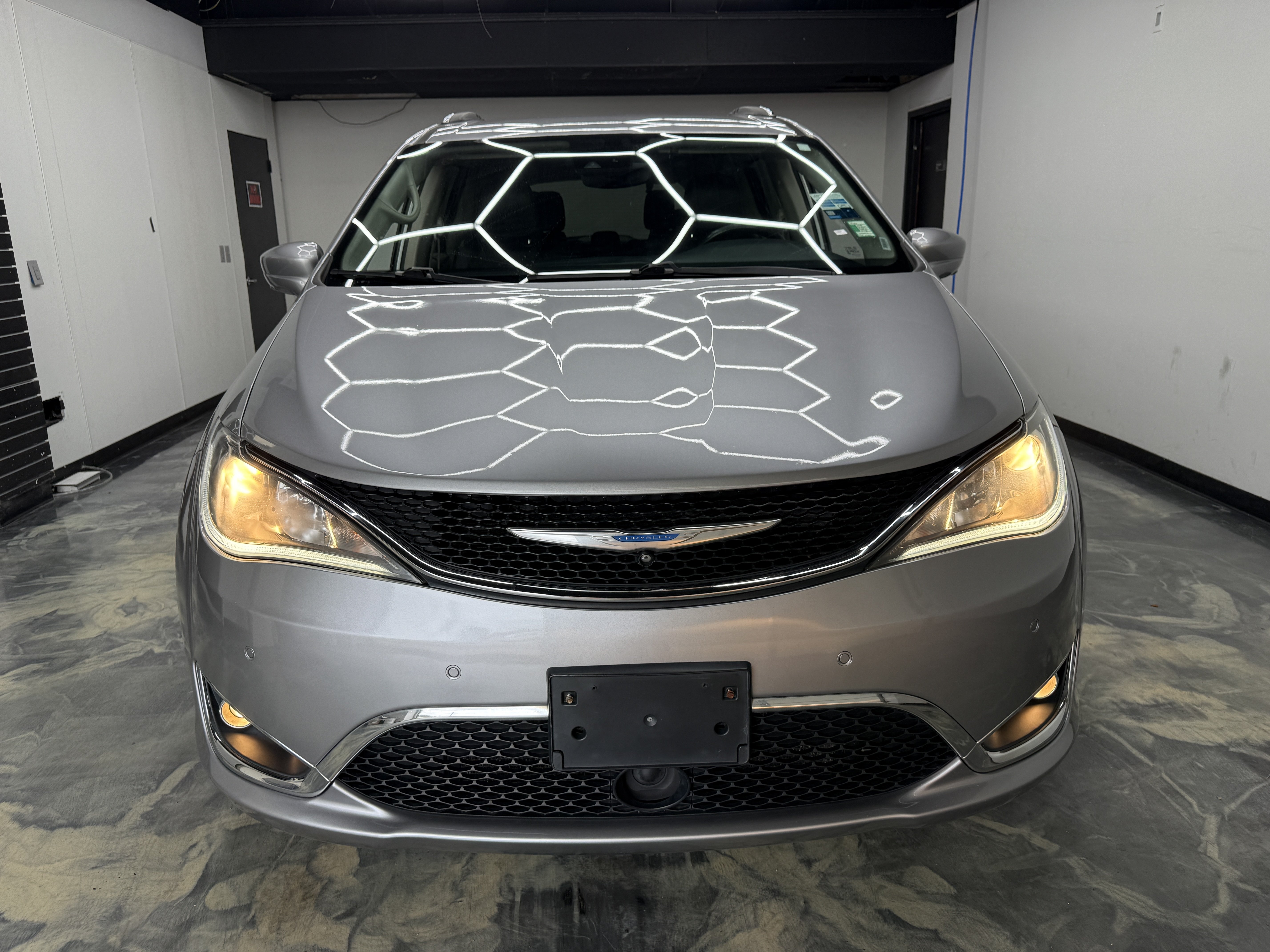 Used 2018 Chrysler Pacifica Touring-L w/ Advanced Safetytec Group FWD image 7