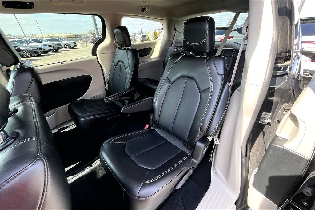Used 2024 Chrysler Pacifica Touring-L FWD image 36