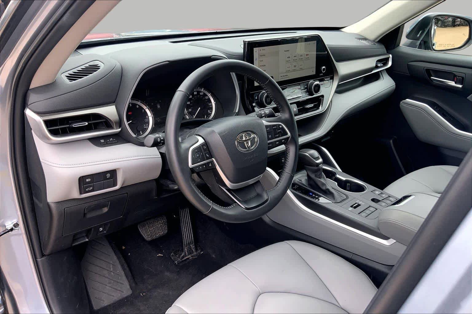 Used 2024 Toyota Highlander XLE AWD/4WD image 17