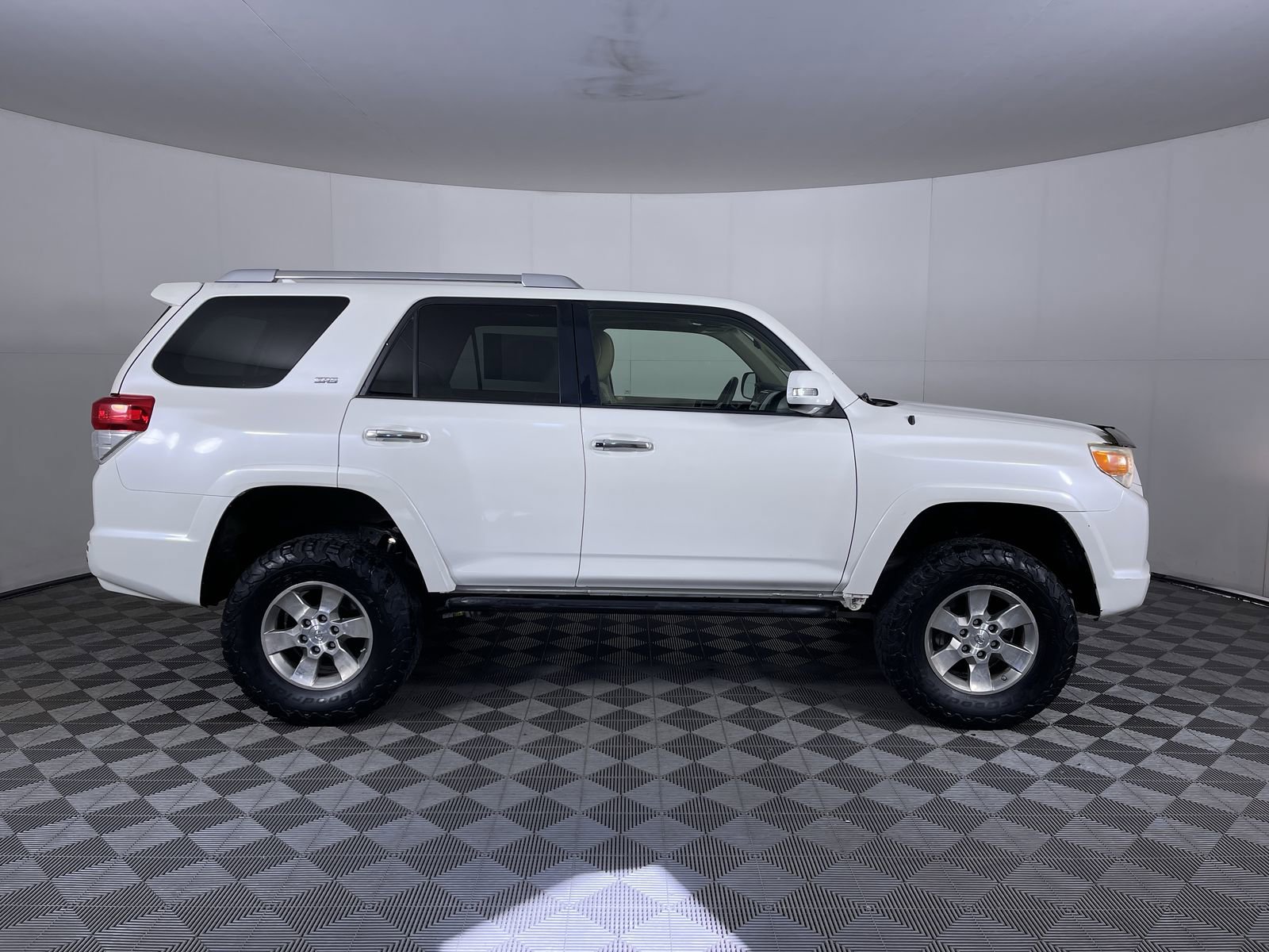 Used 2010 Toyota 4Runner SR5 AWD/4WD image 10