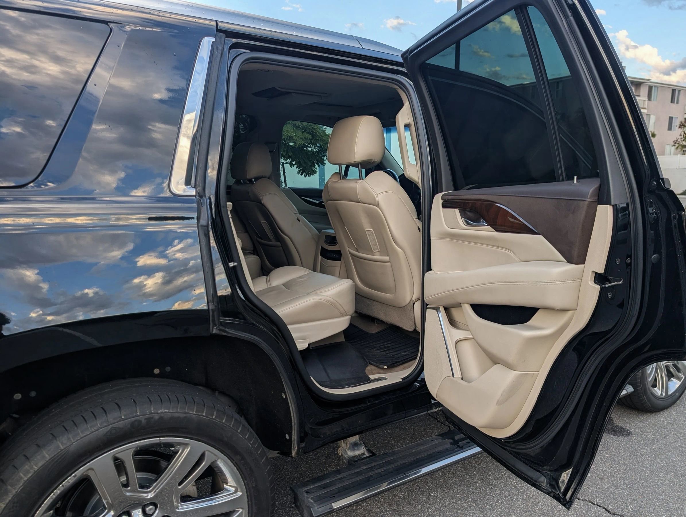 Used 2017 Cadillac Escalade Premium Luxury image 32