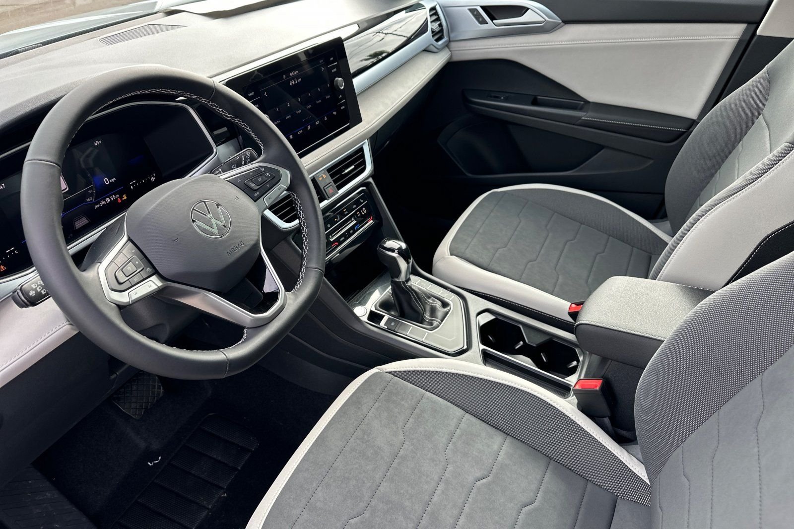 New 2026 Volkswagen Taos SE FWD image 10