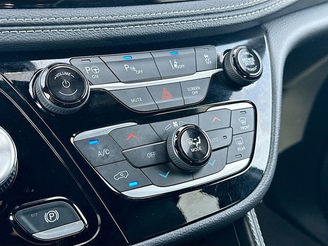Used 2024 Chrysler Pacifica Premium image 16