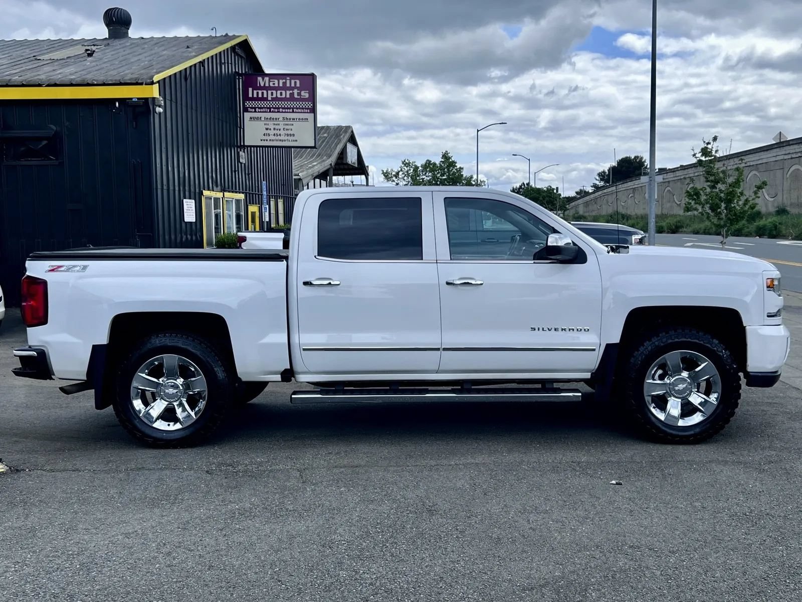Used 2017 Chevrolet Silverado 1500 LTZ Z71 w/ LTZ Plus Package AWD/4WD image 5