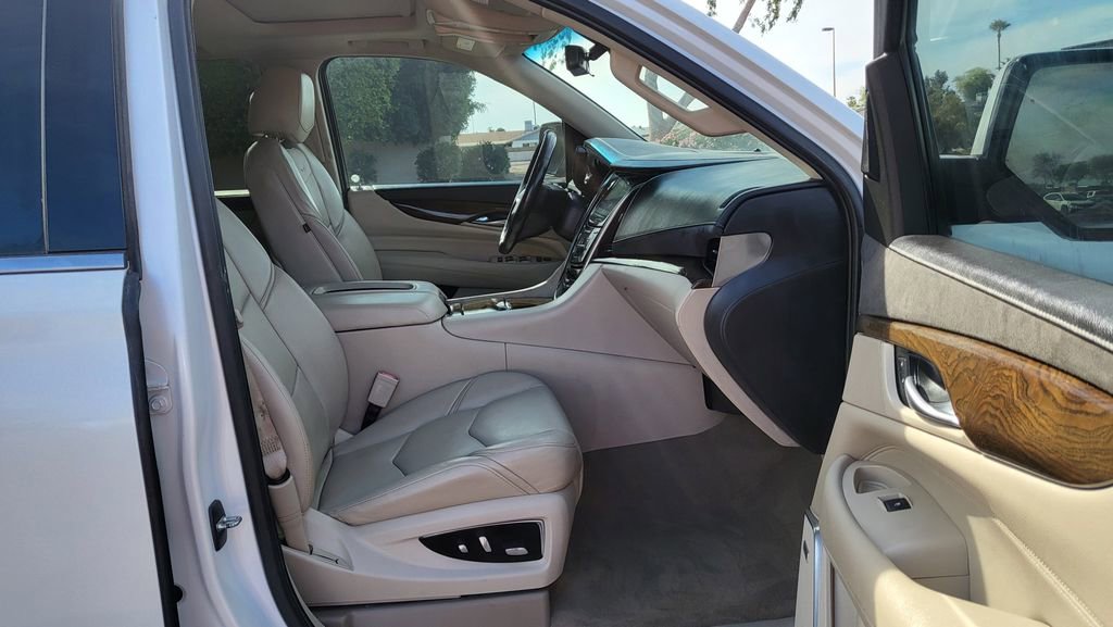 Used 2018 Cadillac Escalade Luxury AWD/4WD image 19