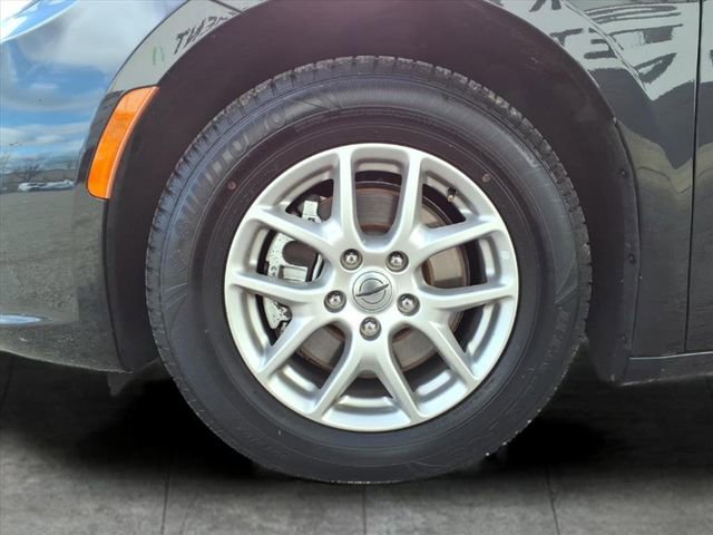 Used 2023 Chrysler Pacifica Touring-L image 9