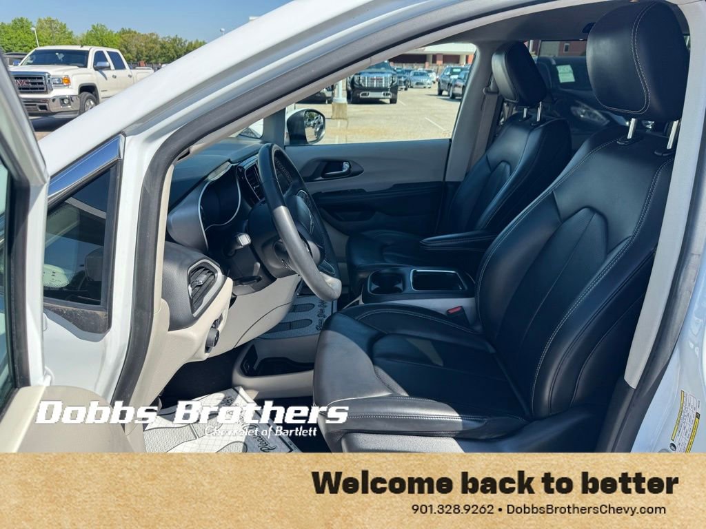 Used 2023 Chrysler Pacifica Touring-L image 10