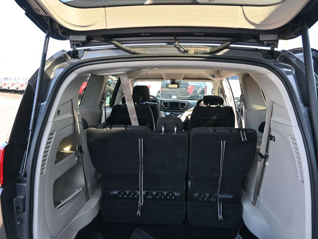 Used 2023 Chrysler Voyager LX image 25