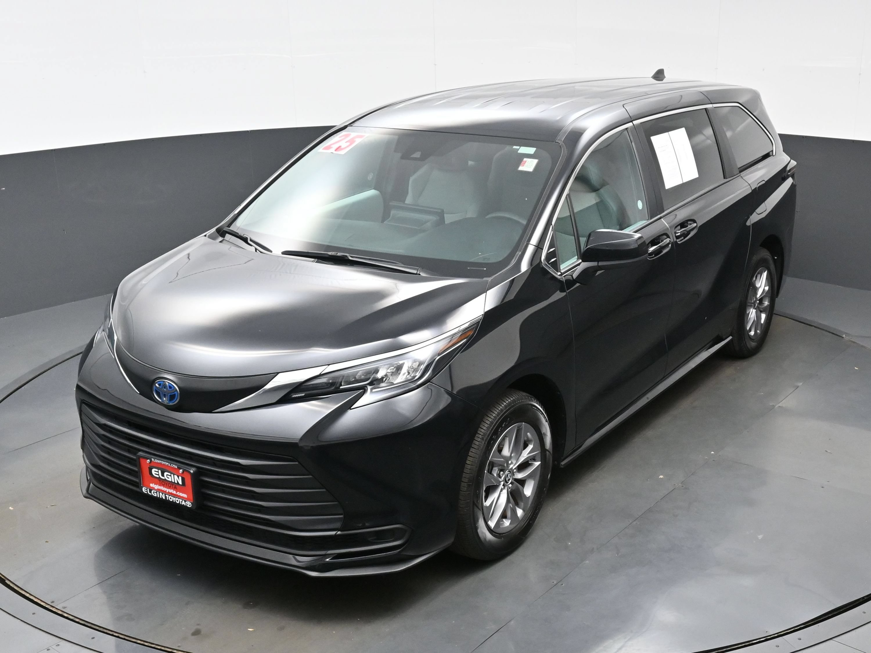 Used 2025 Toyota Sienna LE FWD image 37
