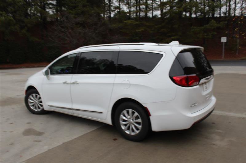 Used 2019 Chrysler Pacifica Touring-L image 3