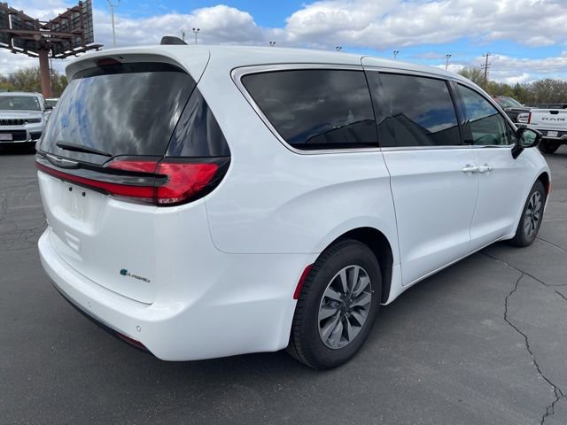 Used 2024 Chrysler Pacifica Limited FWD image 10