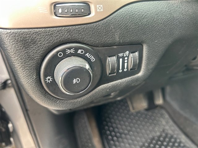 Used 2015 Jeep Cherokee Latitude w/ Cold Weather Group image 21