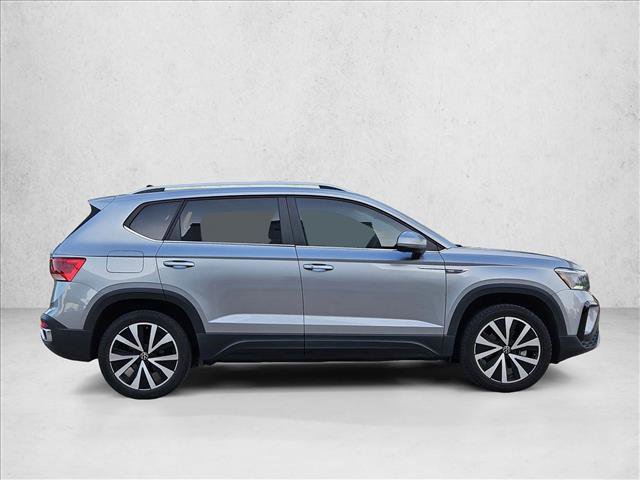 Used 2023 Volkswagen Taos SE w/ Panoramic Sunroof Package FWD image 4
