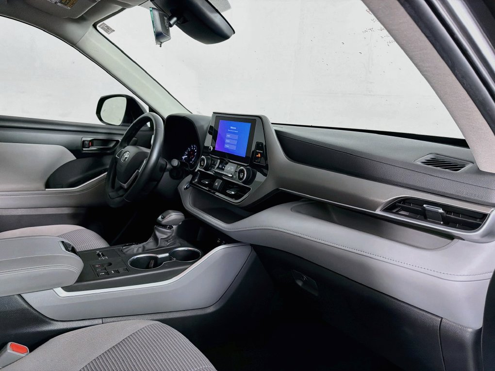 Used 2023 Toyota Highlander LE FWD image 31