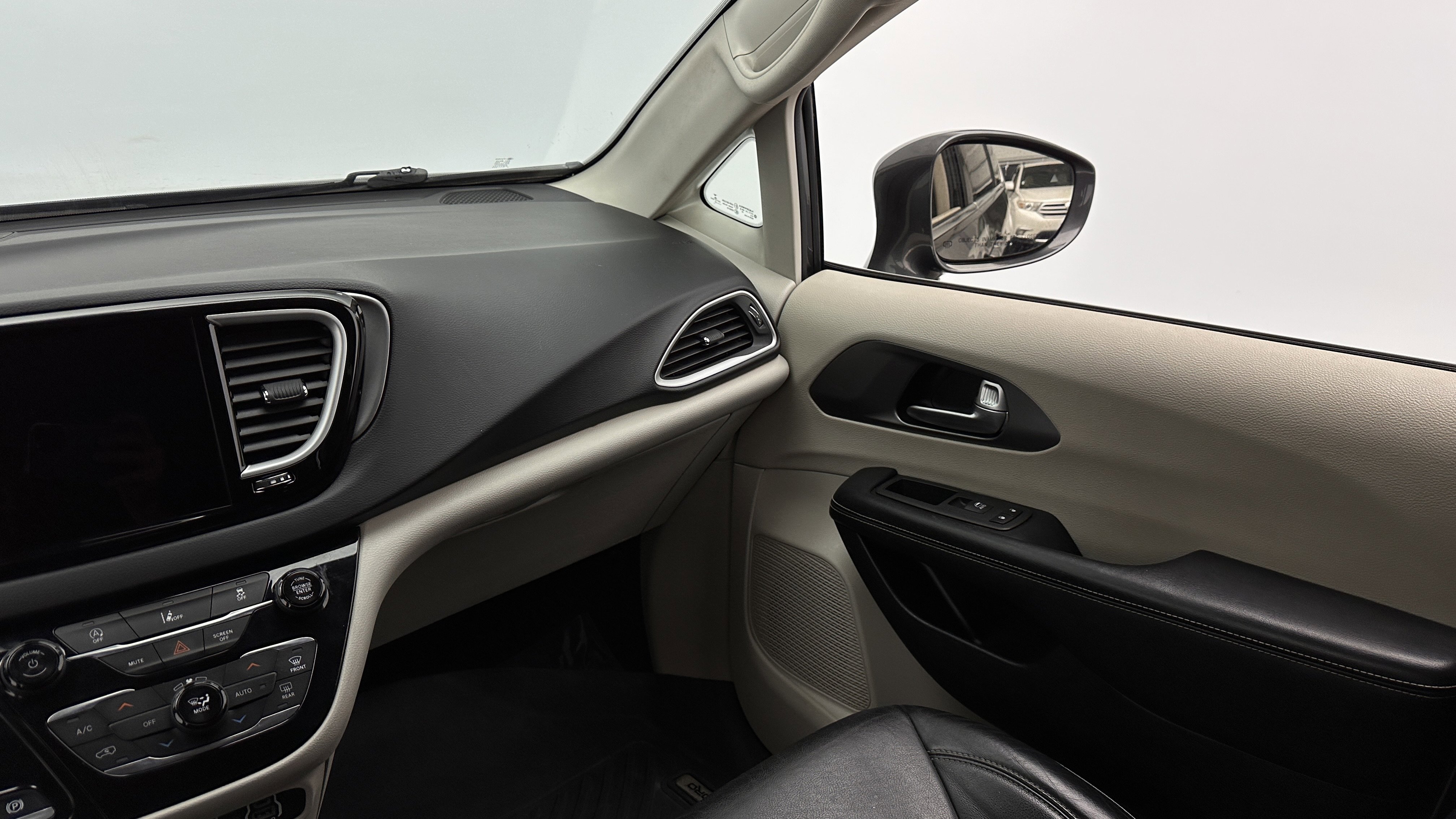 Used 2022 Chrysler Pacifica Touring-L FWD image 28