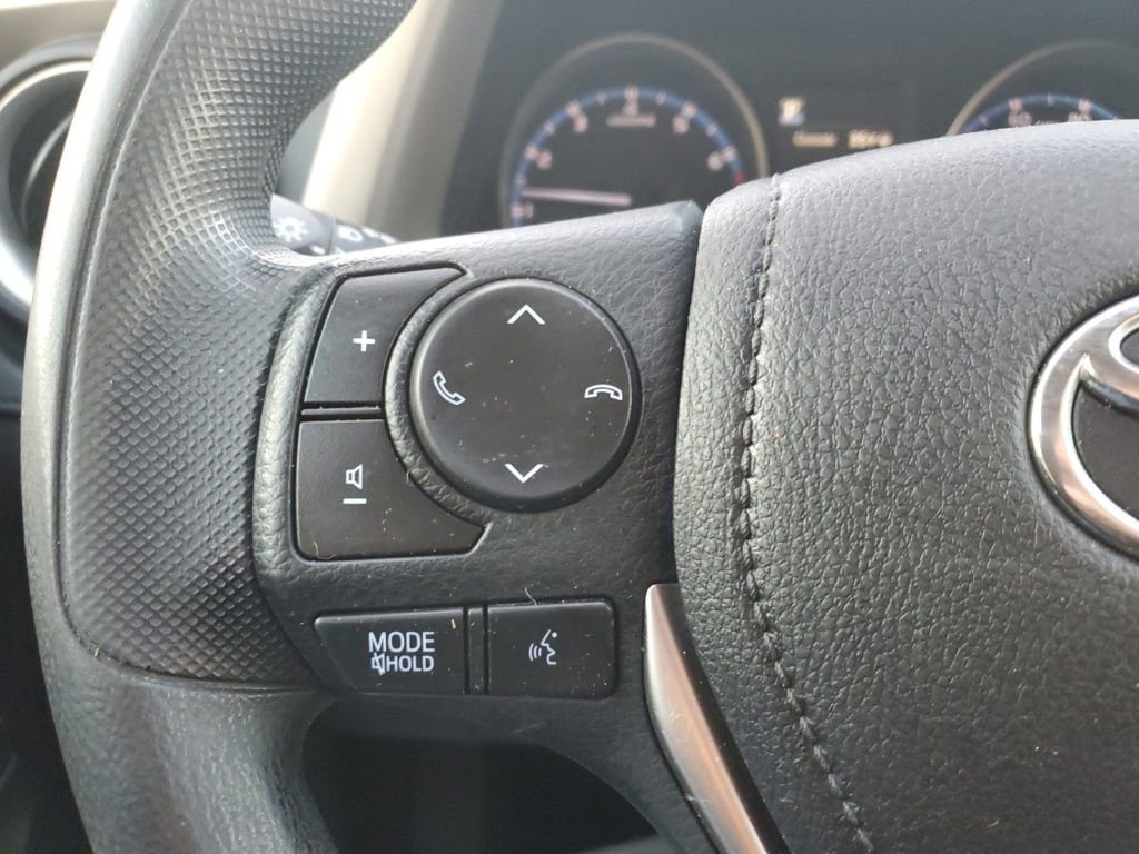 Used 2018 Toyota RAV4 LE image 16