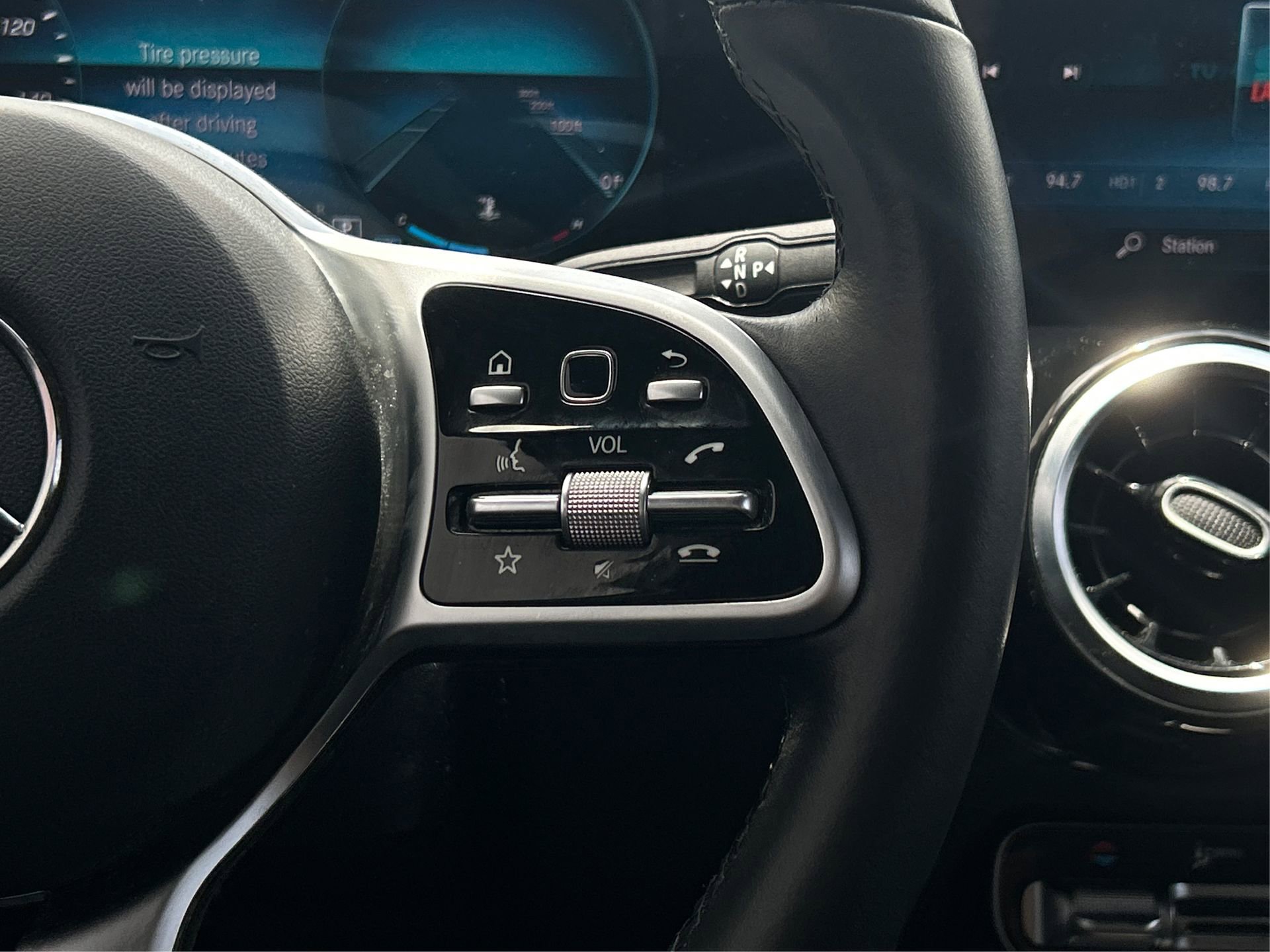 Used 2021 Mercedes-Benz GLB 250 4MATIC w/ Premium Package image 33