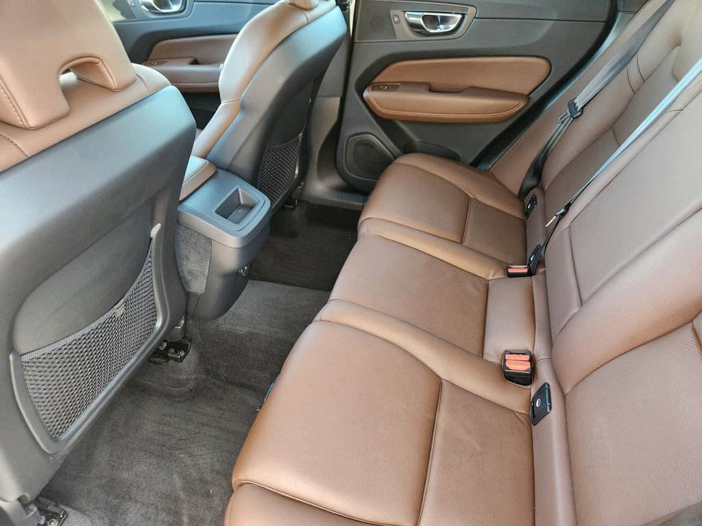 Used 2023 Volvo XC60 B5 Plus image 22