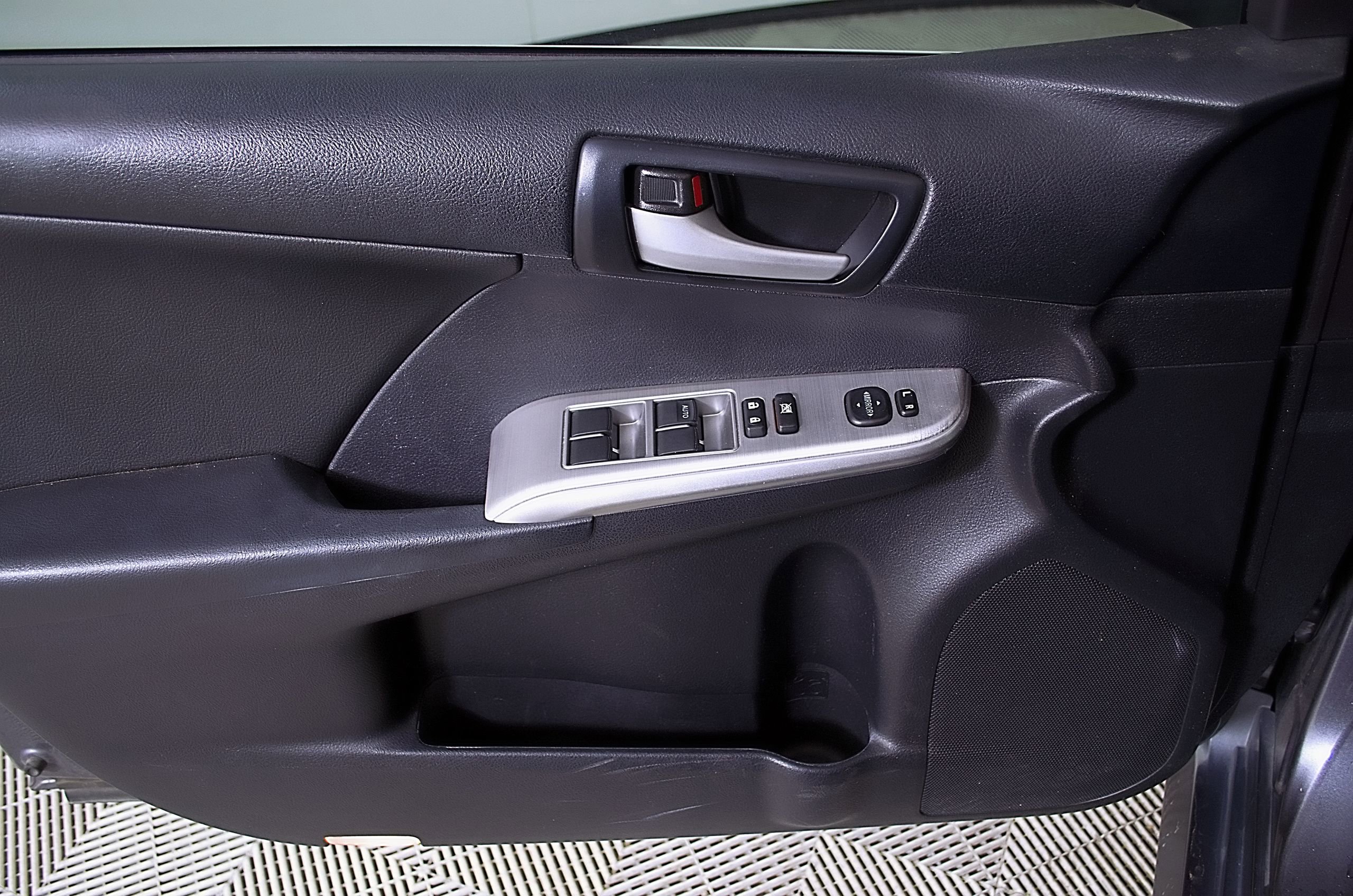 Used 2014 Toyota Camry SE FWD image 14