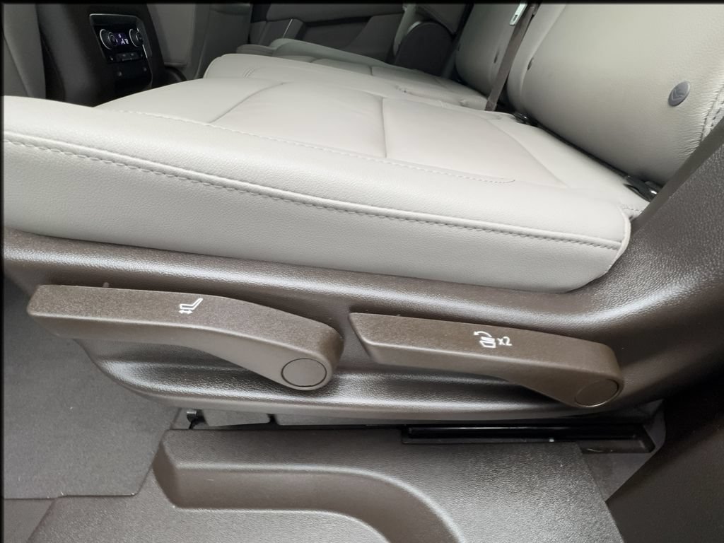 Used 2023 Chevrolet Tahoe Z71 w/ Luxury Package AWD/4WD image 28